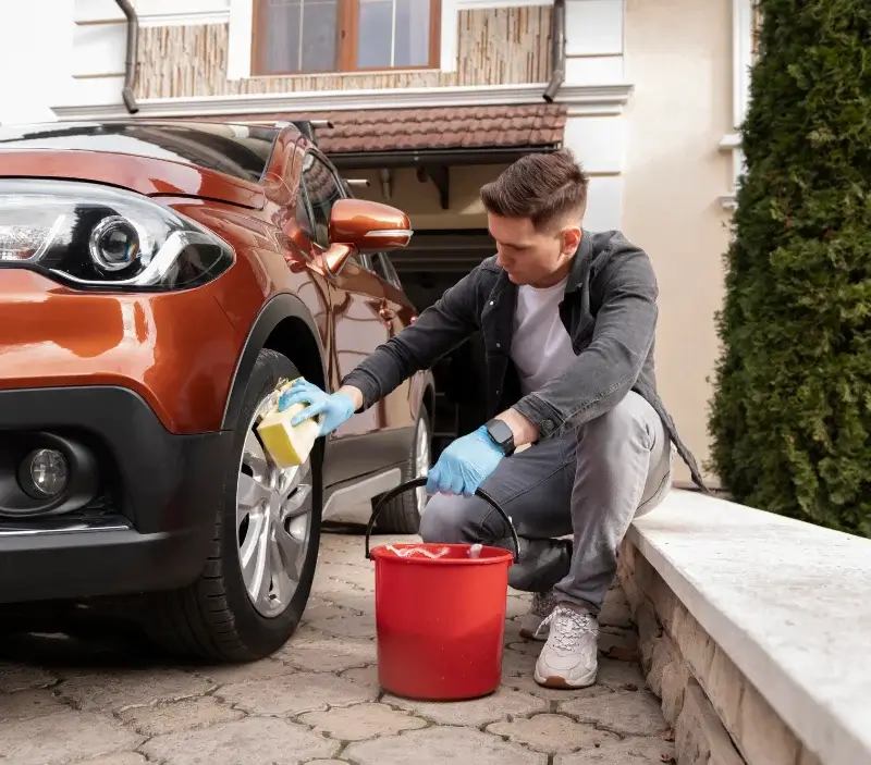 Lavage auto à domicile Bernot : professionnel intervenant sur un véhicule